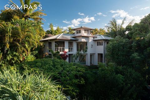 Typisch tropisch huis dat de onnavolgbare schoonheid van Maui belichaamt, is dit dromerige eigendom aan de noordkust. Omgeven door een rijk tropisch landschap, biedt dit architectonisch unieke huis een perfecte mix van modern wonen en natuurlijke sch...