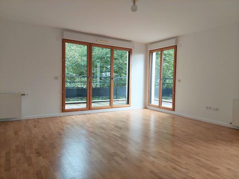 JOINVILLE LE PONT : Bel appartement de 66.7 m² en étage élevé dans résidence récente et proche des transports en commun : il se compose d'une entrée, d'un beau salon donnant sur grand balcon avec vue au calme sur jardin, deux chambre, une salle de ba...