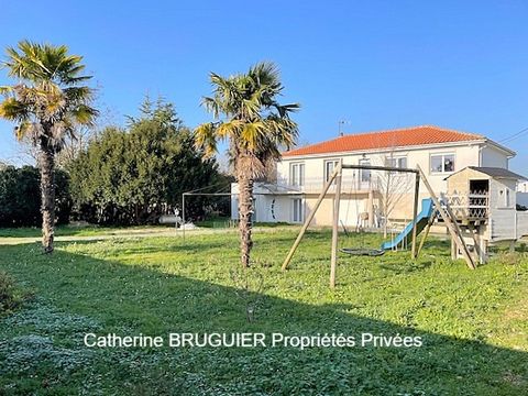 ***BAISSE DE PRIX *** Belle maison familiale de 141 m2 dans un jardin clos de hauts murs de plus de 1000 m2 constructibles. Maison située à St Sauveur d'Aunis, 15 mins des portes de La Rochelle et vous offrant une vraie vie de village, avec ses comme...