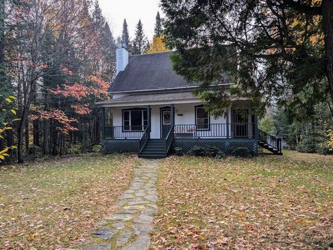 Charmante maison lumineuse de 4 chambres à coucher, de 2 salles de bain et d'un garage détaché située sur une rue tranquille sans issue et jouissant d'un accès notarié au Lac Sainte-Marie (située sur le chemin du Moulin) à moins d'une minute à distan...