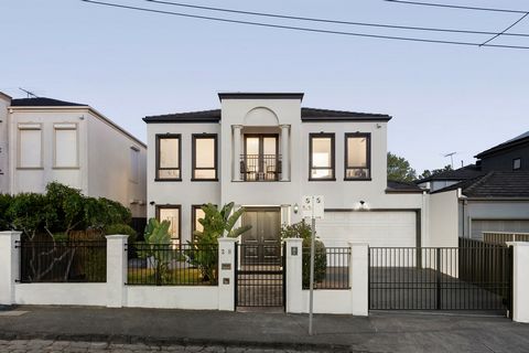 Deze klassiek geïnspireerde residentie staat trots in de prestigieuze wijk Sackville, omringd door de meest elitaire privéscholen van Melbourne, en straalt tijdloze elegantie, eigentijdse verfijning en blijvende kwaliteit uit. Overspoeld met natuurli...