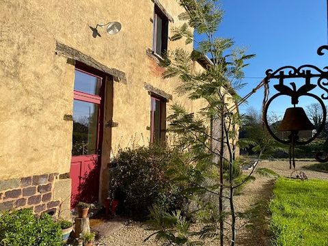 Bel ensemble en pierre et terre situé dans un hameau de campagne entre Rennes et Dinan. Cette demeure au charme d'antan offre de beaux espaces intérieurs baignés par la lumière. Les bâtiments sont regroupés autour d'une cour avec en perspective jardi...