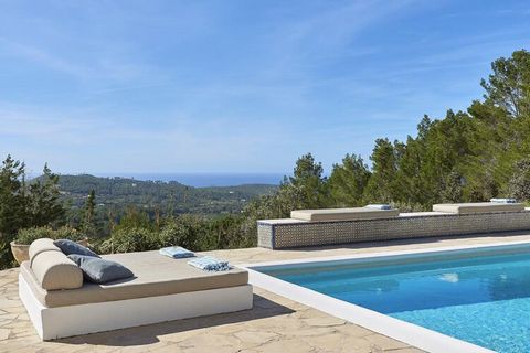 Perchée sur une colline, cette villa offre une vue imprenable sur la mer et un cadre serein entouré de collines luxuriantes. Récemment rénovée par un architecte d'intérieur primé, cette luxueuse villa respire la chaleur et la sophistication, garantis...