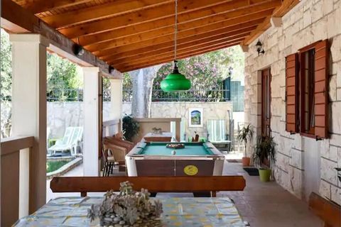 Esta encantadora villa con piscina privada está situada en el centro histórico de la antigua pequeña ciudad de Škrip en la isla de Brač. La pequeña ciudad de Škrip es una tranquila e idílica ciudad dálmata donde se encuentra el museo histórico de la ...