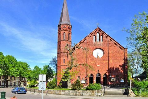 Im Herzen der wunderschönen Küstenstadt Sarbinowo gibt es ein Familienerholungszentrum, das Unterkünfte in Ferienhäusern anbietet. Das Meer ist ca. 300 m entfernt. Zahlreiche Restaurants, Cafés und Souvenirstände finden Sie in wenigen Schritten. Die ...