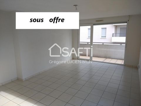 Découvrez ce bel appartement situé dans un quartier résidentiel paisible dans le centre de La RICHE, parfait pour une famille ou un couple à la recherche de confort et de tranquillité. Ce logement de 2011 offre un cadre de vie idéal avec un accès fac...