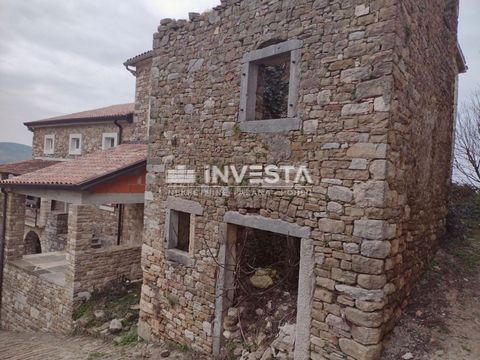 Location: Istarska županija, Motovun, Motovun. Vendesi vecchia casa in pietra situata nel centro storico della bellissima città di Motovun. La casa è l'ultima in fila e si sviluppa su tre piani: seminterrato, piano terra e primo piano, con una superf...