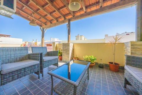 Entdecken Sie diese charmante 2-Zimmer-Wohnung im Viertel Afonso Costa in Setúbal, ideal für diejenigen, die Komfort und eine privilegierte Lage suchen. Dieses Anwesen zeichnet sich durch seine große Terrasse mit Grill aus, die sich perfekt für Freiz...