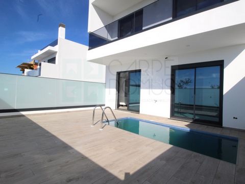 Discover your ideal retreat in Tavira with this elegant 4-bedroom townhouse, located in a peaceful development just 1 km from Tavira's center. Blending modern design with comfort, it offers a spacious open-plan living area with a fully equipped kitch...