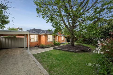 Die Aussicht auf Bäume und die schützenden Arme eines prächtigen Schattenbaums werden durch einen Lattenzaun verstärkt, der dieses einladende Haus mit drei Schlafzimmern und den makellos angelegten Eckgarten sichert. Frisch, hell und ansprechend mit ...