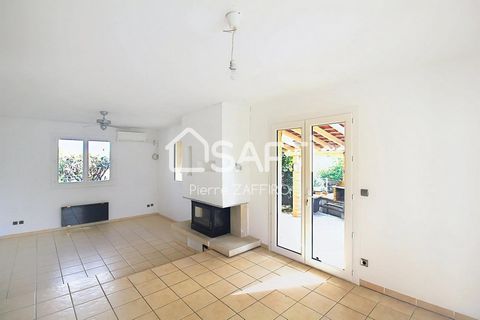 Discover this 120m2 house in the pretty commune of Ponteilla, just 15 minutes from Perpignan and 25 minutes from Spain. Set in 538 m2 of land, the house is composed as follows: On the garden level, you'll be greeted by a lovely, light-filled 30 m2 li...