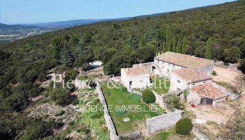 Nichée dans un véritable écrin de nature, cette propriété de caractère bénéficie d'une vue exceptionnelle. Magnifique bastide du XVIIème siècle en pierre ayant traversé l'histoire de notre pays provençal, elle offre une surface de 320m2 organisée aut...