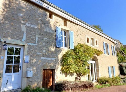 In der Stadt BAUBIGNY, eingebettet am Rande bemerkenswerter Klippen, mit Blick auf die Weinberge der Hautes Côtes de Beaune, wird dieses Anwesen Liebhaber der ruhigen und authentischen Orte der Region verzaubern. Das Haus ist ein nach Süden ausgerich...