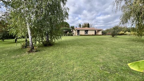 Découvrez cette villa d'architecte de plain-pied à Chomérac, offrant 195 m2 de surface, dont 35 m2 de dépendances, sur un terrain arboré de plus de 3800 m2, sans vis-à-vis. Une partie du terrain est constructible, offrant la possibilité de bâtir un l...