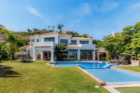 Ontdek het epitome van luxe leven in deze prachtige villa van vijf slaapkamers, in het prestigieuze gebied van Benahavis, Malaga. Dit verbluffende pand vertoont elegantie en verfijning, biedt een onvoorbereid levensstijl aan voor de vervangende koper...