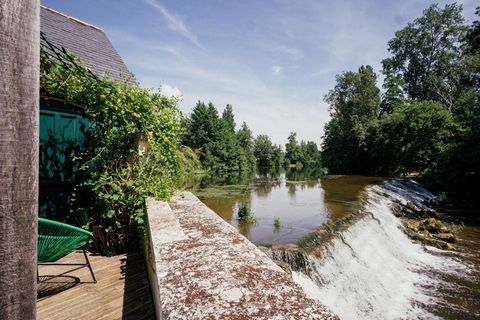 EXCEPTIONNEL - A proximité d'Aubeterre, imaginez un lieu magique en bordure de rivière sur 1,3 ha et dans un état exceptionnel, présentant de superbes vues sur l'eau et la campagne boisée. La maison développe une superficie habitable total d'environ ...