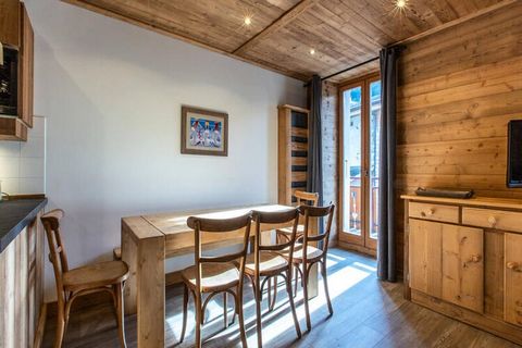 Residentie “Altitudes” met 7 appartementen. Gelegen in het centrum van het dorp, dichtbij de skipistes van Bossonnet (ESF Rally) en winkels. 4 kamers / 8 personen / 2e verdieping (lift) / Zuid West / 66m² / Indeling *** 8 personen / WIFI WINTERSEIZOE...