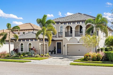 Ontdek een uitzonderlijke levensstijl in dit adembenemende landgoed met 5 slaapkamers en 3,5 badkamers, gelegen in de exclusieve gated community van Lakewood Ranch Country Club East. Deze op maat gemaakte woning combineert tijdloze elegantie met mode...