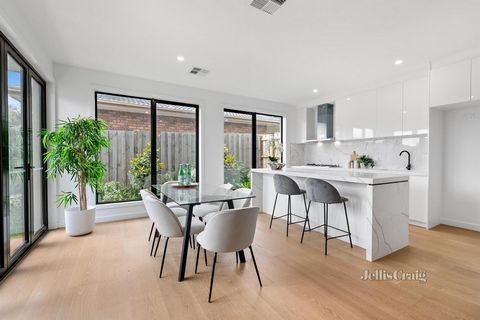 Dit gloednieuwe herenhuis met twee verdiepingen is perfect gepositioneerd voor een levensstijl van luxe en gemak en is een onberispelijke mix van executive verfijning en modern design. Deze accommodatie ligt in de zeer gewilde zones Brentwood Seconda...