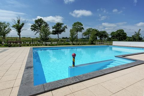 Dit vrijstaande en gelijkvloerse chalet staat op Resort De Rijp, slechts 15 km. van de gezellige kaasstad Alkmaar. Het chalet is verzorgd ingericht. In de woonkamer beschikt u over een TV en een gaskachel. In de open keuken vindt u er een magnetron e...