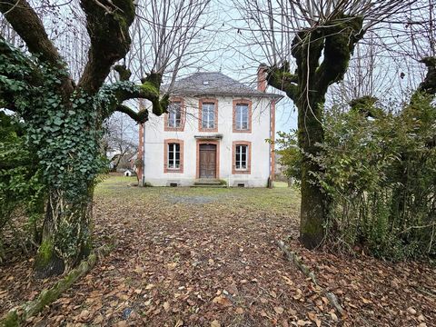 L’agence Duclaux IMMO vous propose en exclusivité cette maison de maître, à l'architecture remarquable, à rénover entièrement. La bâtisse implantée sur un terrain paysagé de1800 m2 se présente sur quatre niveaux. Au rez-de-chaussée : une grande entré...