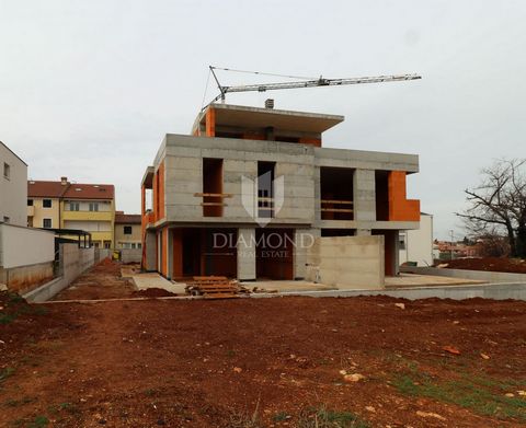 Location: Istarska županija, Umag, Umag. Istrien, Raum Umag Wohnung zum Verkauf 400 Meter vom Meer entfernt. Die Wohnung befindet sich im 1. Stock eines neuen, modernen Wohnhauses. Die Fläche der Wohnung beträgt 63,31 m2, die Wohnung besteht aus eine...