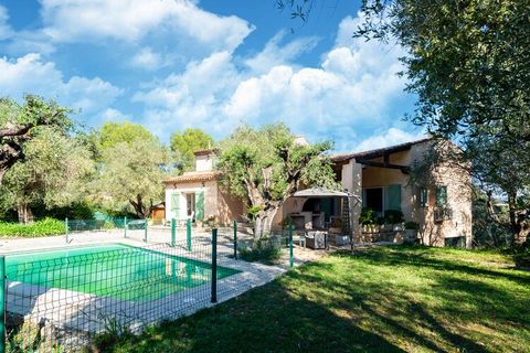 Heerlijke villa met een besloten ligging in het groen, volop privacy en een fijne omheinde tuin met terrassen, gras en een omheind privé-zwembad. De villa is ruim van opzet en smaakvol ingericht met een grote woon/eetkamer met leuke zithoek. Vanuit d...