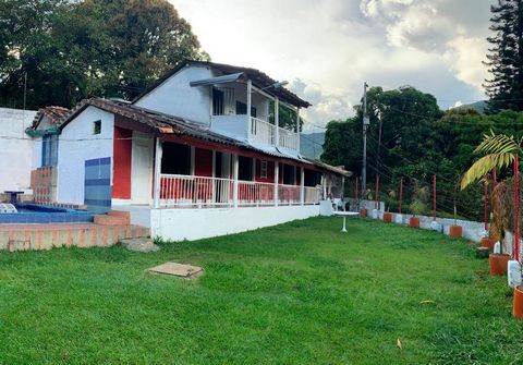 Nous vous présentons cette belle maison de 150 M2 de construction, située dans l’un des endroits les plus attrayants de Barbosa, Antioquia, avec un grand terrain de 420 M2 et un espace privé de 420 M2. Avec 5 alcôves confortables et 4 salles de bains...