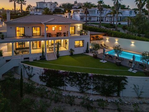 Treten Sie ein in luxuriöses Wohnen mit dieser atemberaubenden Villa mit 5 Schlafzimmern und 5 Bädern in erster Meereslinie am Golfe Santo António (ehemals Parque da Floresta). Dieses Anwesen bietet die perfekte Mischung aus moderner Eleganz und Komf...