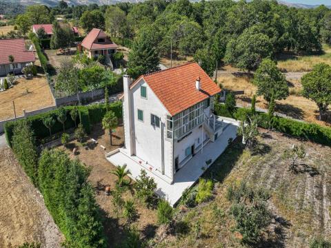 Esta moradia isolada em Solveira, situada entre Montalegre e Chaves, oferece uma excelente oportunidade para quem procura um espaço amplo e tranquilo em plena natureza. Com 6 quartos e um terreno envolvente de 7500 m², que inclui castanheiros e árvor...