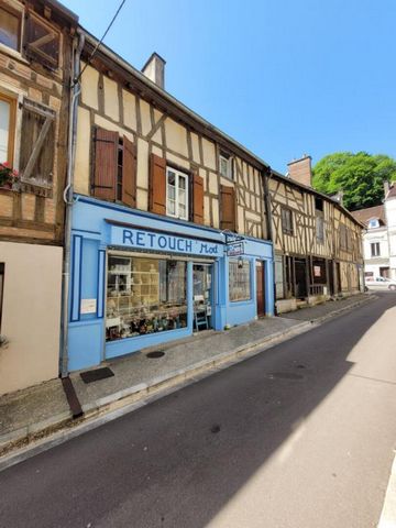 Immeuble au centre de Bar sur seine, Boutique et arrière boutique de 77m2 avec jardin intérieur et cave. A l'étage un duplex avec chacun un compteur électrique, et une entrée. L'habitation: hall, couloir, wc, une salle de douche, à droite une salle à...