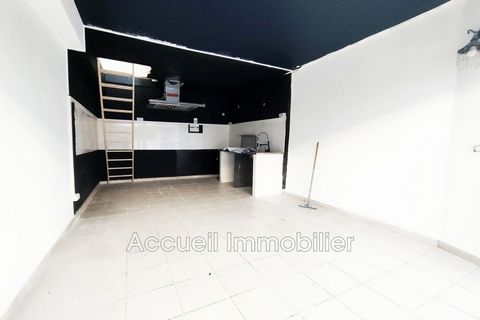 Commercial walls for all businesses of approximately 40 m². Floor converted into living space, separate toilet. Access for people with reduced mobility, double glazing. Downtown area, in a shopping center. About 150 m from the beach, 200 m from the t...