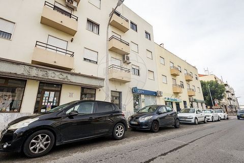 Découvrez cet appartement, situé au cœur de Moita, un quartier de Setúbal, situé au bord de la rivière. Appartement de 2 chambres dans le centre de Moita, à proximité de tous les services. D’une superficie brute de 85m², cet appartement est prêt à em...