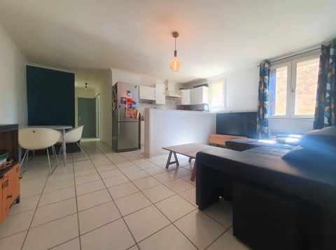 Aurélie De Freitas, pour Home Vision, vous propose sur la commune de Marsillargues, entre Montpellier, Nîmes et la Grande-Motte ce T3 de 52 m2. L'appartement au premier étage d'une petite copropriété propose un séjour lumineux avec cuisine, deux cham...