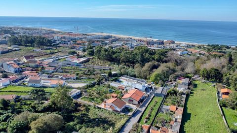 Maison de plain-pied de 3 chambres avec 800m de terrain plat, à 450m de la plage de Canidelo, très bien située pour un style de vie à la plage mais aussi en ville où l'on trouve des supermarchés et des restaurants à moins de 500m, des écoles primaire...