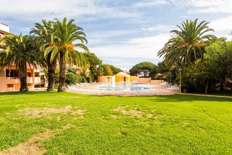 Descubra este incrível T3 situado num condomínio exclusivo com piscina e jardim, garantindo máxima privacidade e conforto. Localizado em Cascais, próximo à icónica praia do Guincho, um lugar onde a beleza natural se encontra com o charme da vida cost...