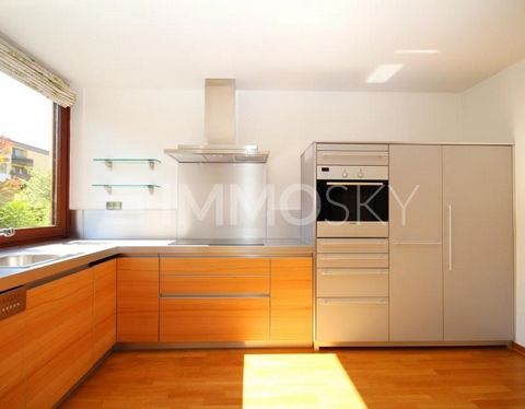 Pack your bags and move in - quiet feel-good paradise in the Josefiau! This newly renovated, cozy and light-flooded 3-room family apartment on the mezzanine floor of a well-kept 3-storey apartment building offers you everything you need for a harmoni...