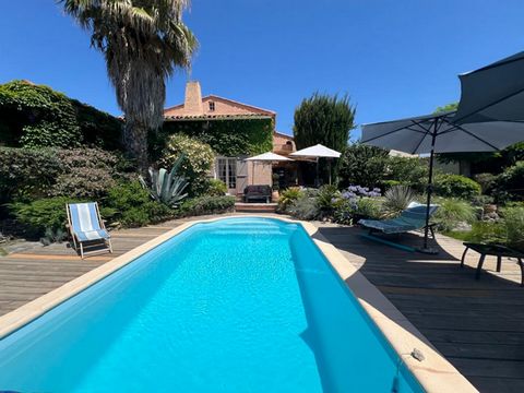 Maison Traditionnelle de Charme et Confort. Bienvenue dans cette charmante maison nichée dans un écrin de verdure, située dans une impasse paisible et très recherchée. 794 m² de terrain arboré, avec un joli bassin à poissons et une piscine parfaite p...