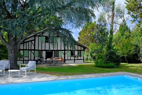 Just a stone's throw from the town of Seignosse and its amenities, discover the charm of this 1900s Landes farmhouse. The property has over 270 m2 of living space and a plot of over 1950 m2. The interior layout is as follows: On the ground floor you ...