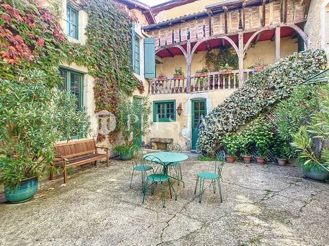 Dans le village, dominant la Chalosse, belle maison de caractère à vendre. Composée de deux bâtis réunis, l'ensemble rénové est en très bon état et bien équipé. Avec une bonne isolation, des pompes à chaleur et du double vitrage, la maison de 450 m² ...