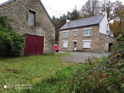 Rare: House to refresh 4 bedrooms in a quiet area on a dead end road in Ploërdut with large plot of land of 1ha 697 m2 approximately, outbuilding of 60 m2, the property consists of an entrance, living room with fireplace, large kitchen on the ground ...