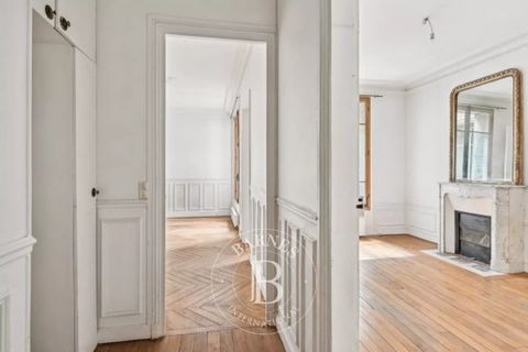 C'est à proximité de Montparnasse et du quartier de Saint-Placide, que nous vous proposons cet appartement de 58.66m² loi Carrez à l'étage noble d'un immeuble de bon standing de 1890, avec gardienne. Donnant entièrement sur cour, au calme, cet appart...