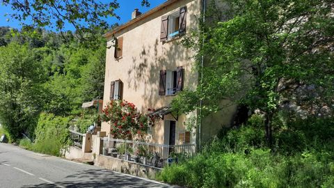 Belle vue dégagée pour cette typique maison de village d'une superficie de 85 m² sur trois niveaux. Edifiée sur un agréable terrain de 2600 m², elle est composé : d'une cuisine attenante au salon séjour, de trois chambres, d'une buanderie, d'une sall...