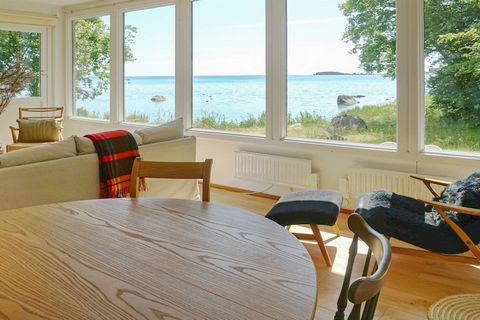 Hier erwartet Sie ein wunderschönes Ferienhaus mit Panorama-Blick und eigenem kleinen Strand! Willkommen in diesem schönen Haus mit Platz für 6 Personen. Im Haus befindet sich ein Wohnzimmer mit einem kombinierten Essbereich mit herrlichem Blick auf ...