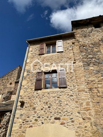 Venez découvrir cette belle maison d'habitation mitoyenne type 4 de 120m2, idéalement située à 2 kms d' Espalion, au sein d'un lieu chargé d'histoire. Rénovée avec soin en 2002 et 2003 ce bien offre un cadre de vie agréable et authentique. En rez de ...