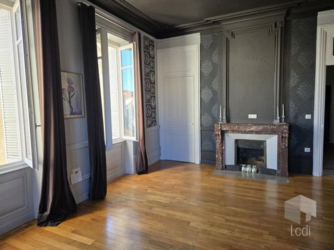 MONTELIMAR, centre ville, appartement de type Haussmannien de 88 m2 avec plafonds à 3 m40, composé d'une chambre avec salle d'eau attenante, cuisine équipée et aménagée de plus de 20 m2, pièce à vivre très lumineuse avec moulures et planchers en très...