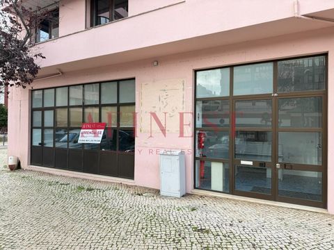 Street front store with 100m2 in Laranjeiras. Available immediately, for all types of Services except catering. With excellent visibility and Storefront to the Street, ideal for its configuration for Clinic. In an excellent location, close to the Cit...