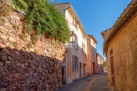 Provence Home, l'agence immobilière du Luberon, vous propose à la vente une charmante maison de village, répartie sur plusieurs niveaux, offrant un potentiel unique pour un projet familial ou locatif au cœur du pittoresque village de Roussillon. La m...