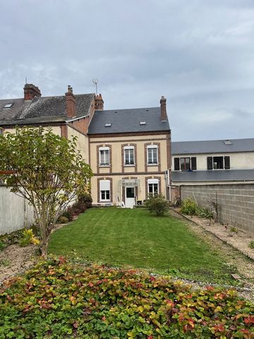 Maison en plein centre ville de Mesnils-Sur-Iton 27240, avec son jardinet de 290 m2 et ses dépendances, rénovées avec de la petite tuile de pays. Habitation lumineuse comportant 3 chambres, une salle de bains plus une salle d'eau. Le second étage dis...