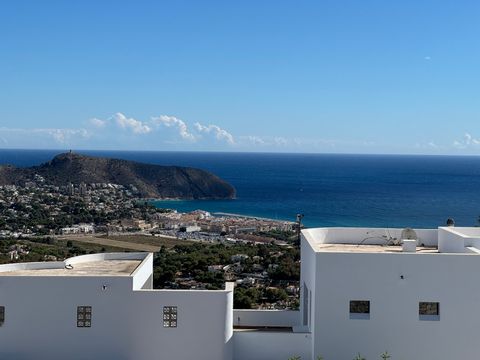 Villa de luxe moderne, finie à 90%, située sur un terrain clos d'angle, avec jardin facile d'entretien. Mer magnifique et vues panoramiques. Quartier calme. La maison a 3 étages reliés à l'intérieur. Le rez-de-chaussée comprend : hall ...